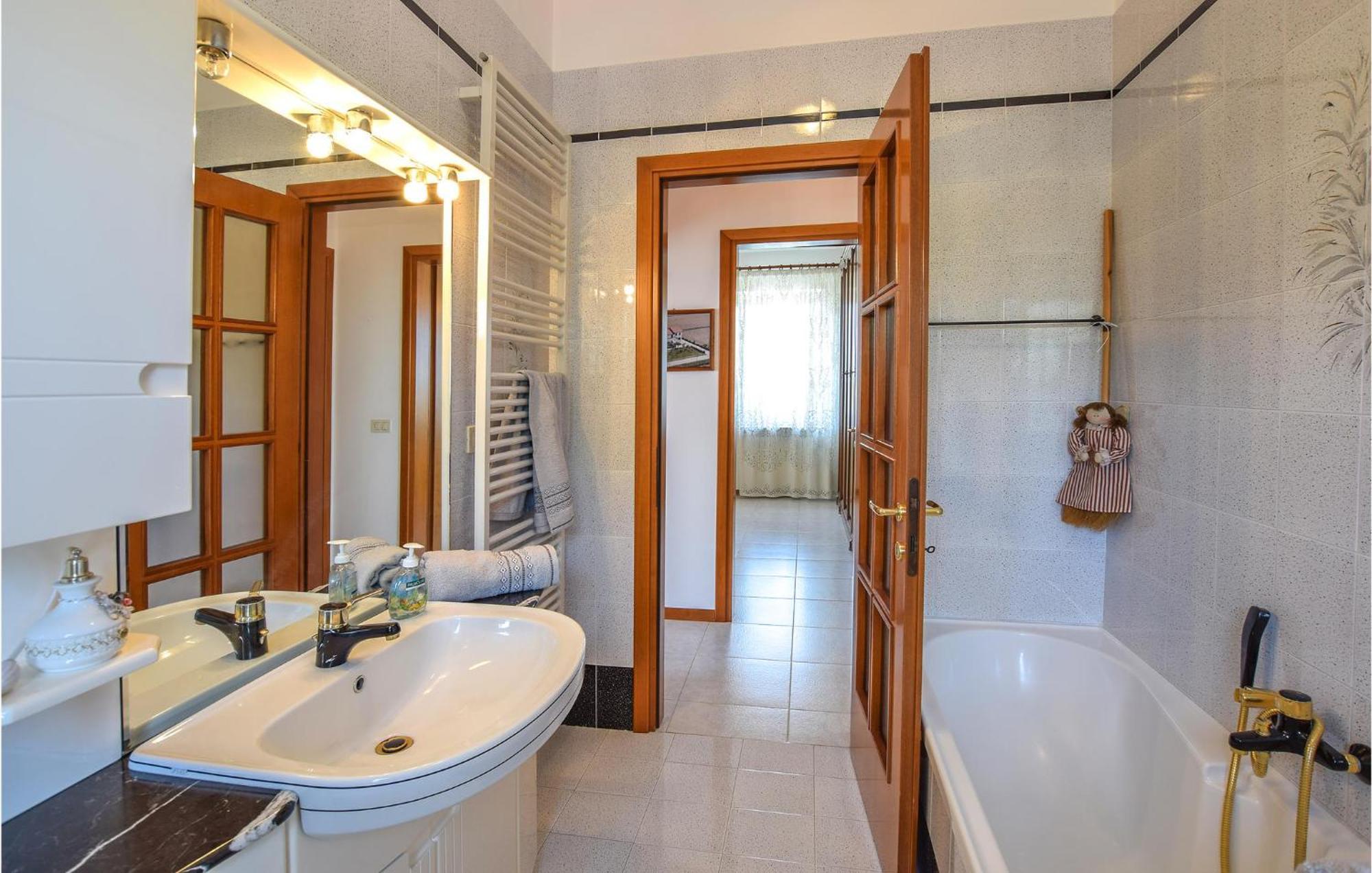 2 Bedroom Cozy Apartment In Grado Bagian luar foto