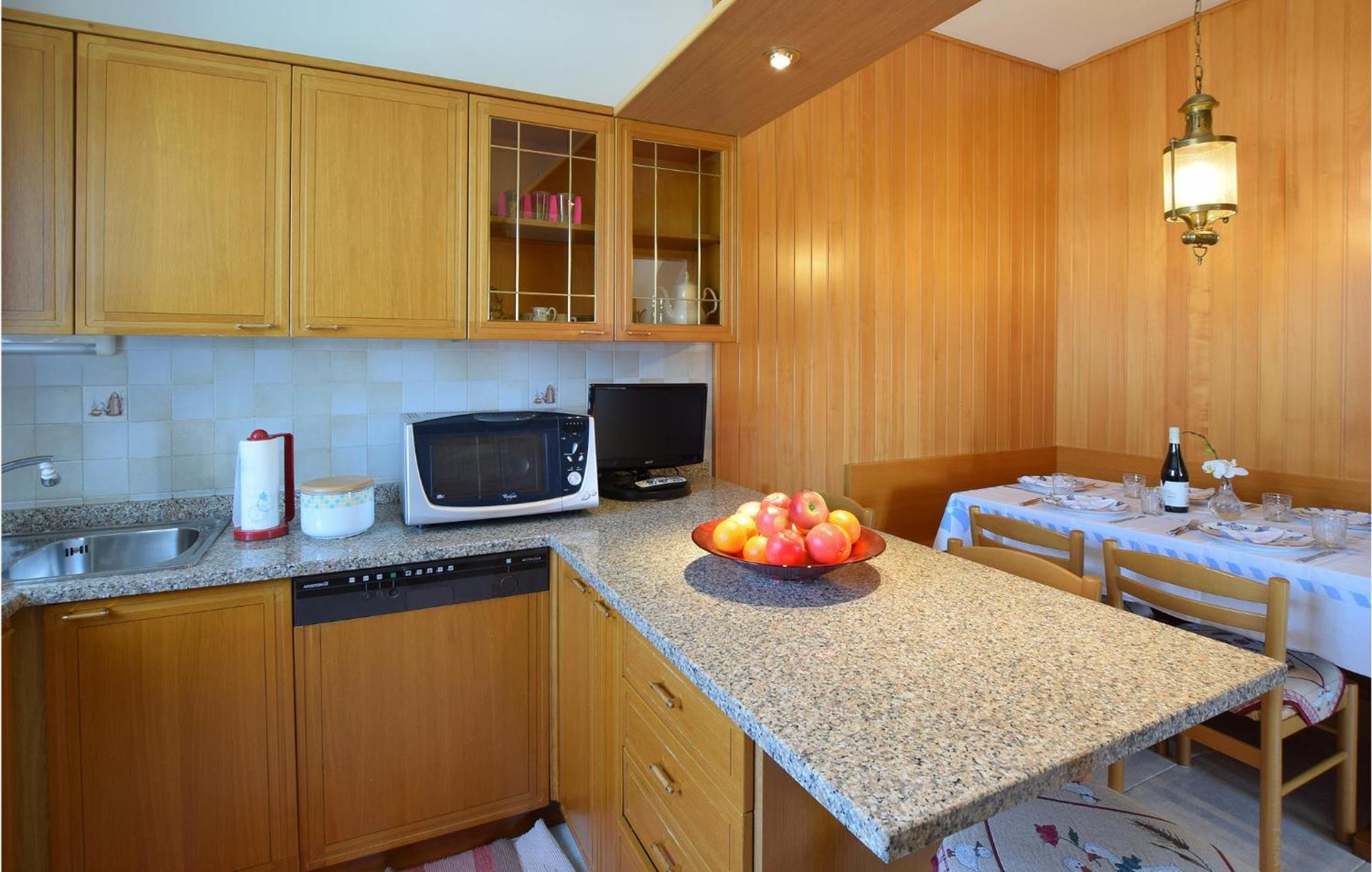 2 Bedroom Cozy Apartment In Grado Bagian luar foto