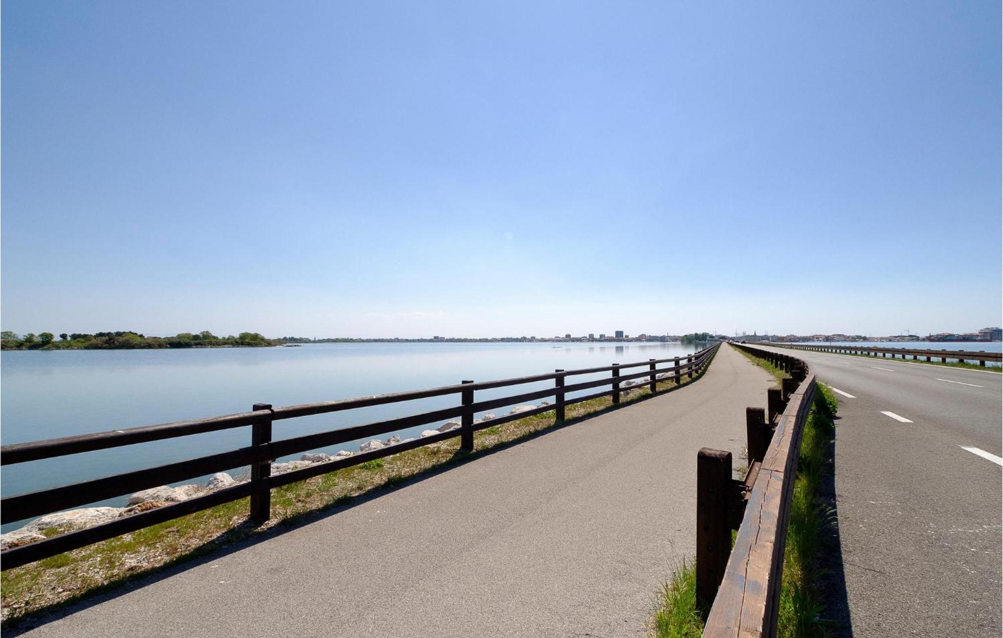 2 Bedroom Cozy Apartment In Grado Bagian luar foto