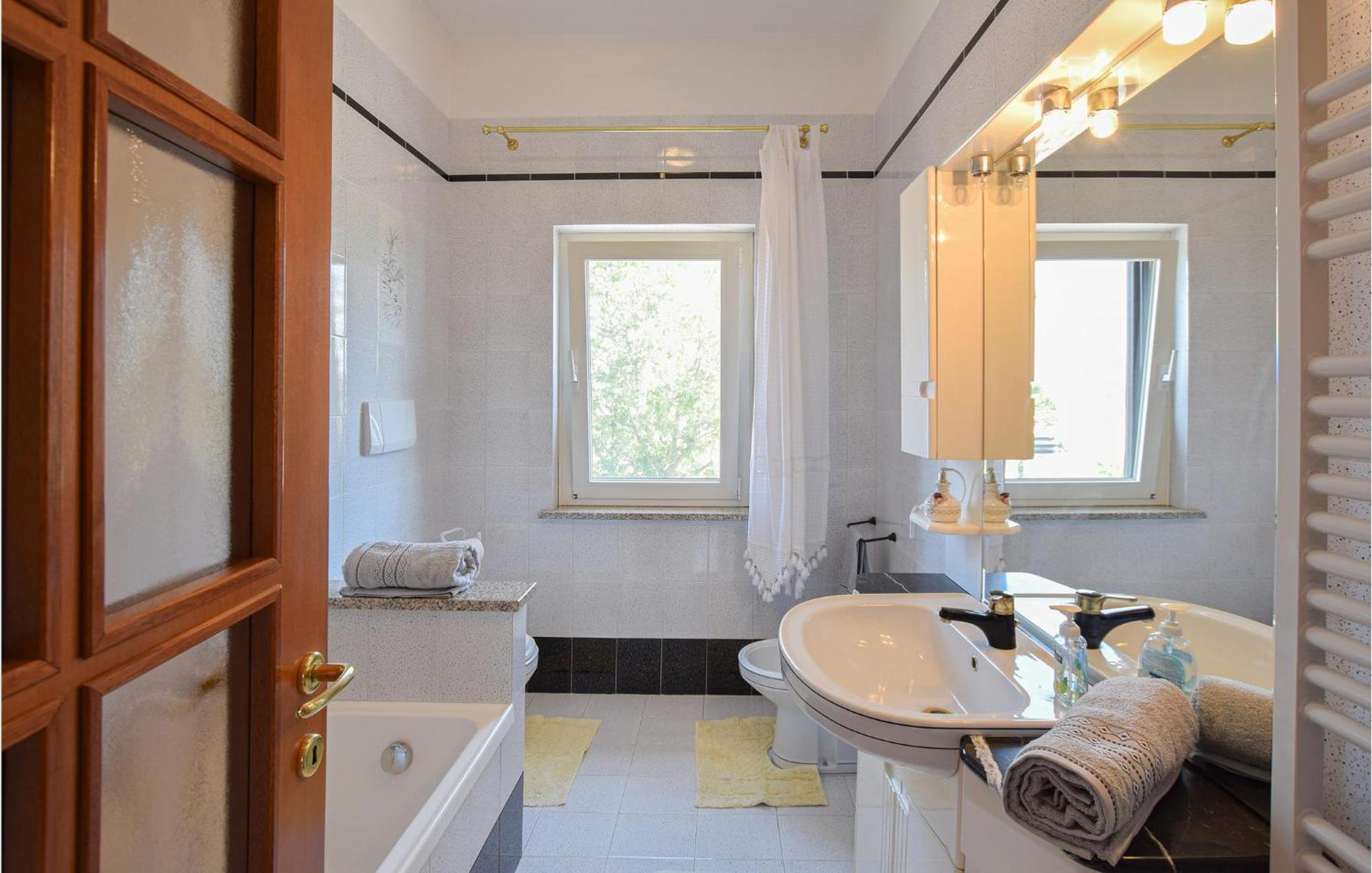 2 Bedroom Cozy Apartment In Grado Bagian luar foto